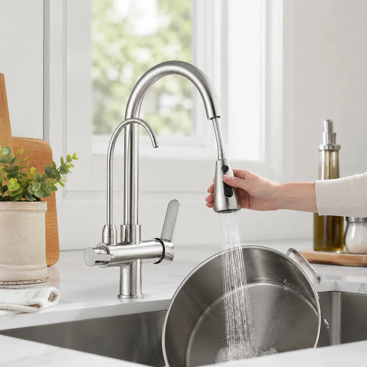 Torneira Gourmet Ravelli Élora com ducha extensível enxaguando panela