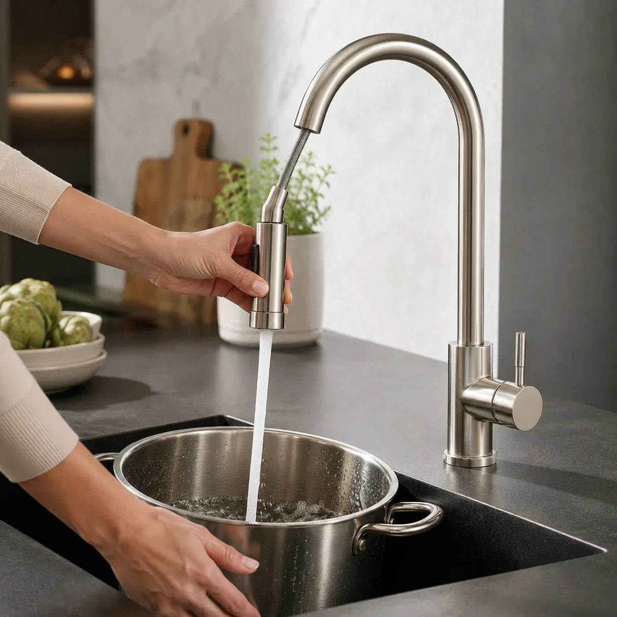 Pessoa enxaguando panela com a bica extensível da Torneira Gourmet Sienne