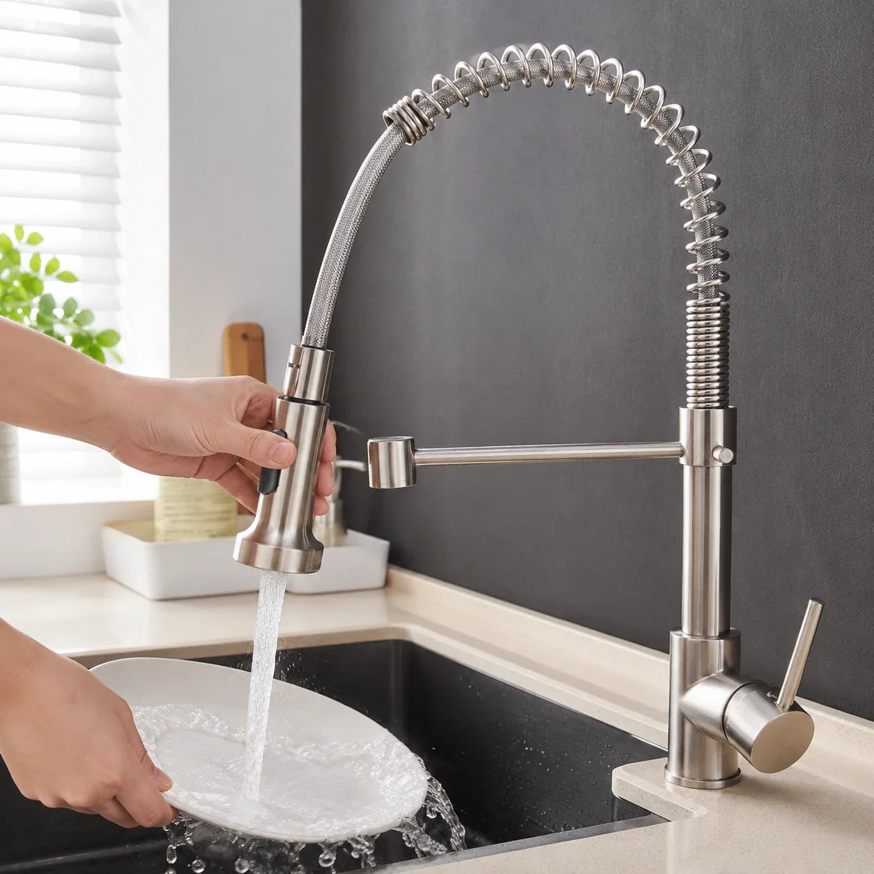 Pessoa lavando prato com a ducha móvel da Torneira Gourmet Vienne