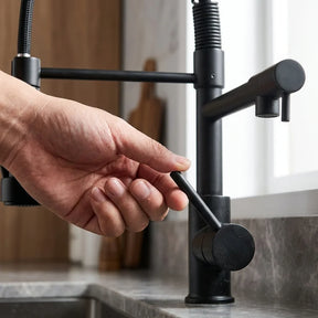 Detalhe do monocomando da Torneira Aveline para controle de vazão e temperatura da água