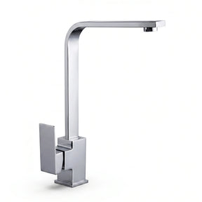 Torneira Monocomando Valenne cromada para cozinha com design quadrado sobre fundo branco
