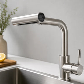Detalhe do acabamento inox 304 e ducha da Torneira Ravelli Évora
