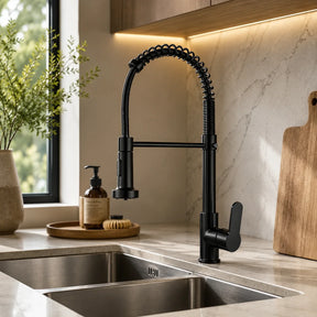 Torneira Gourmet Ravelli Milano preta instalada em cozinha contemporânea