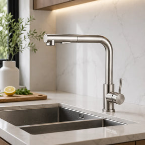 Detalhe do acabamento e ducha Pull-Out da Torneira Ravelli Savelle