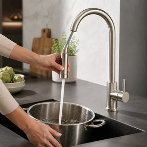 Pessoa enxaguando panela com a bica extensível da Torneira Gourmet Sienne