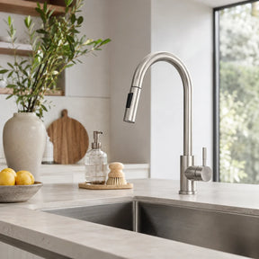 Torneira Gourmet Sienne em aço escovado instalada em cozinha moderna com cuba de inox