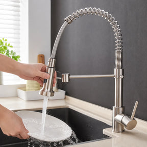 Pessoa lavando prato com a ducha móvel da Torneira Gourmet Vienne