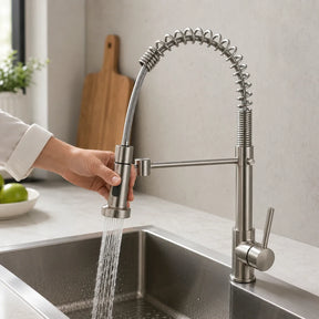Pessoa utilizando a ducha móvel da Torneira Vienne para limpar a cuba da cozinha